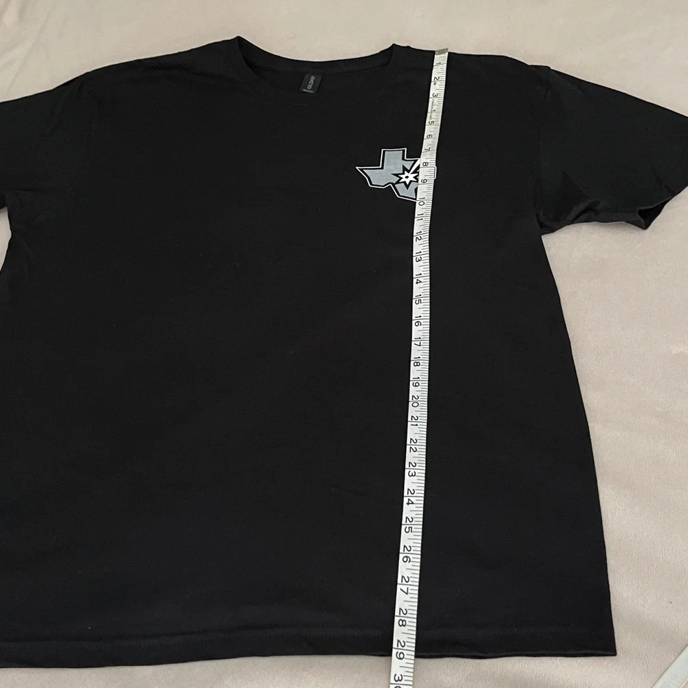 EUC GILDAN SAN ANTONIO SPURS T-Shirt - Picture 9 of 10